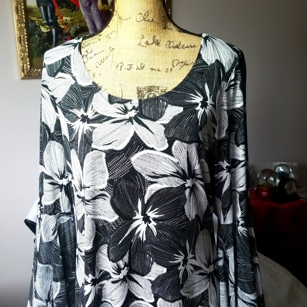 Lighter than air, Blk/wht dress. FIT loose, Size Large. Arm to hem 29".